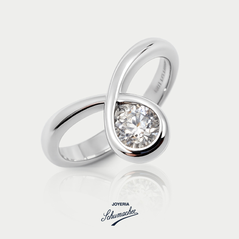 Anillo_de_compromiso_en_oro_blanco_con_diamante_diseno_petalo_Joyeria_Schumacher