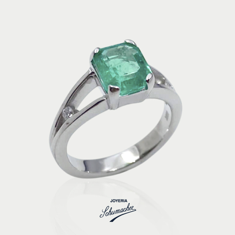 Anillo_en_oro_blanco_con_esmeralda_dos_brillantes_Joyeria_Schumacher
