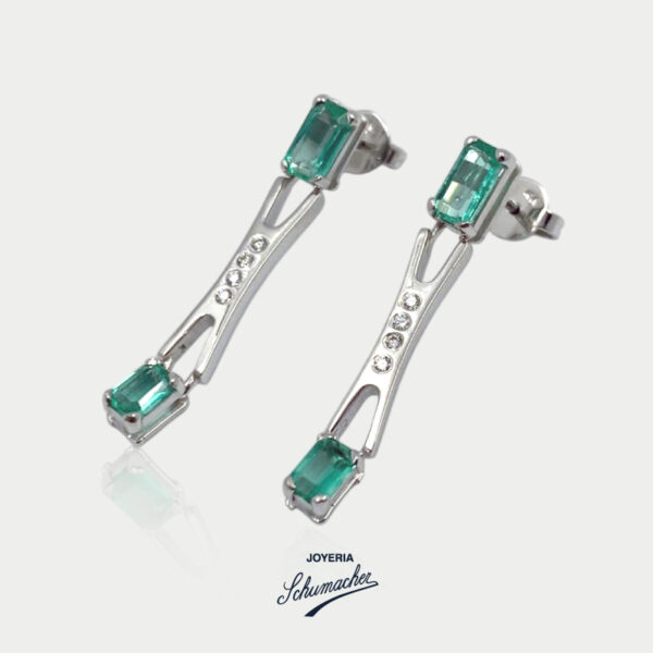 Aretes largos en oro blanco con esmeraldas y brillantes | Joyería Schumacher