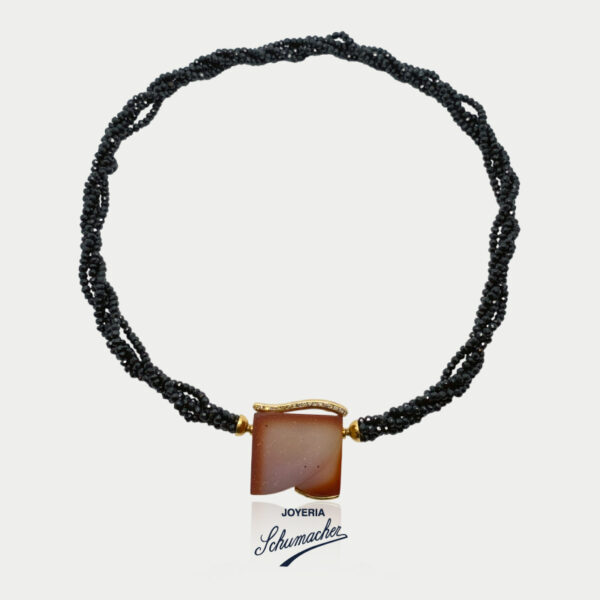 Collar con espinela negra y pendiente con coralina, oro amarillo y brillantes | Joyería Schumacher