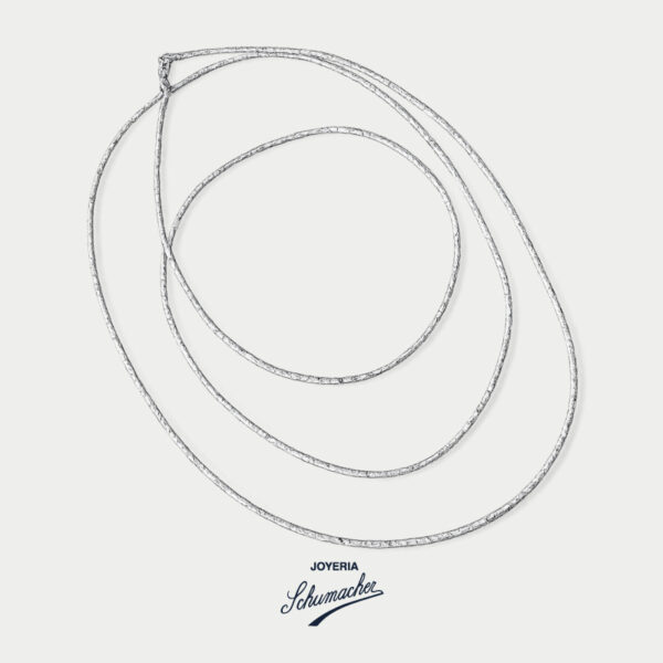 Collar largo elástico en oro blanco martillado | Joyería Schumacher