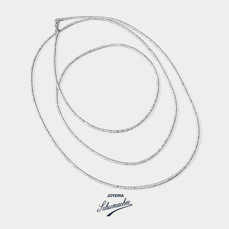 Collar_largo_elastico_en_oro_blanco_martillado_brillante_Joyeria_Schumacher_1