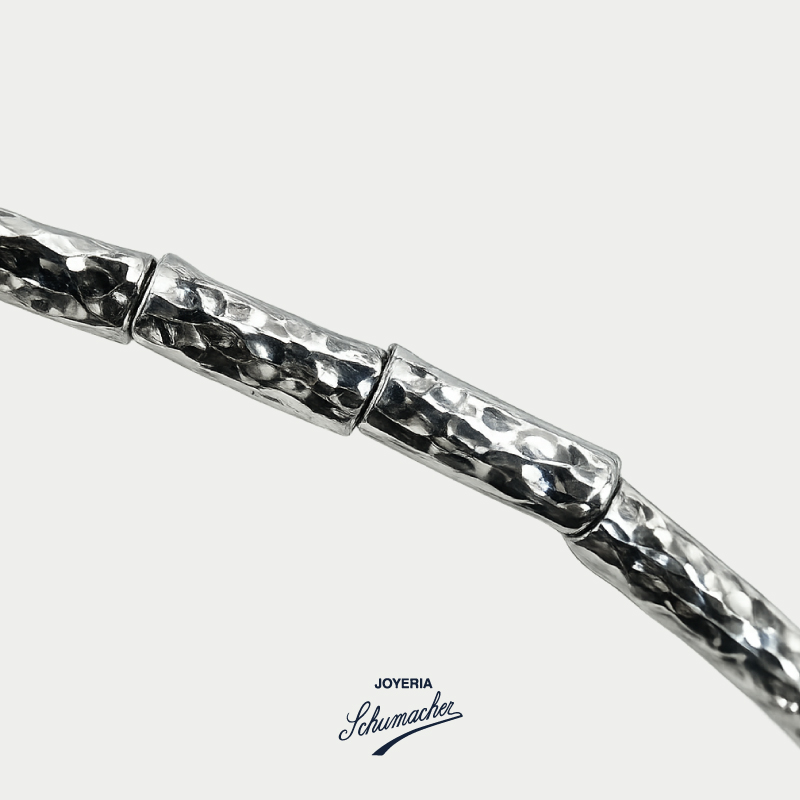 Collar_largo_elastico_en_oro_blanco_martillado_brillante_Joyeria_Schumacher_2