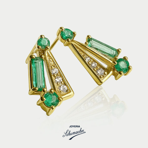 Aretes en oro amarillo con esmeraldas y brillantes, diseño Art Nouveau | Joyería Schumacher