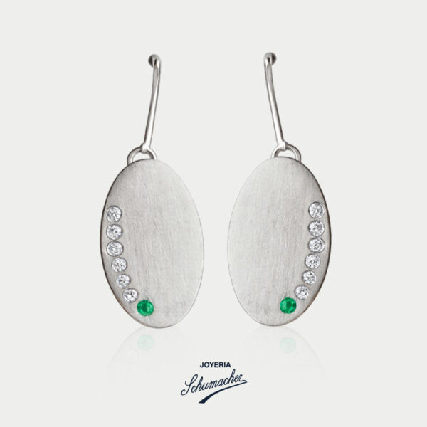 Aretes en oro blanco mate con esmeralda y brillantes, diseño Elipse luz | Joyería Schumacher