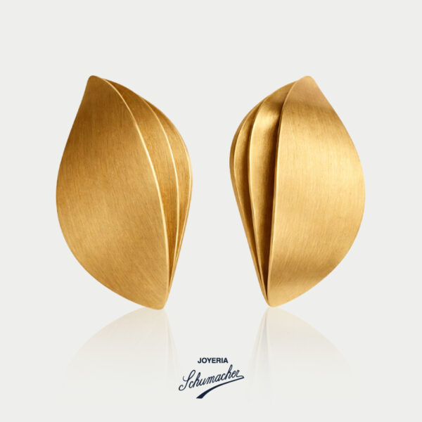 Aretes en oro amarillo terminación mate, diseño Hoja | Joyería Schumacher