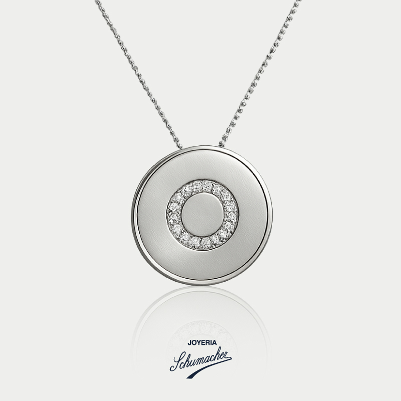 Cadena_y_dije_en_oro_blanco_mate_con_diamantes_Joyeria_Schumacher
