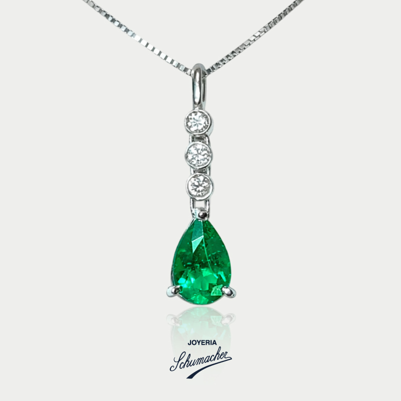 Cadena_y_dije_en_oro_blanco_con_esmeralda_talla_gota_y_brillantes_Joyeria_Schumacher