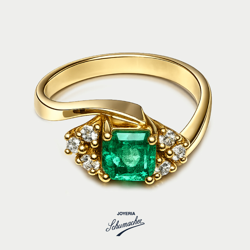 Anillo_en_oro_amarillo_con_esmeralda_cuadrada_y_seis_brillantes_Joyeria_Schumacher