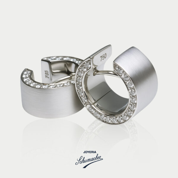 Aretes en oro blanco mate con brillantes, diseño C  | Joyería Schumacher