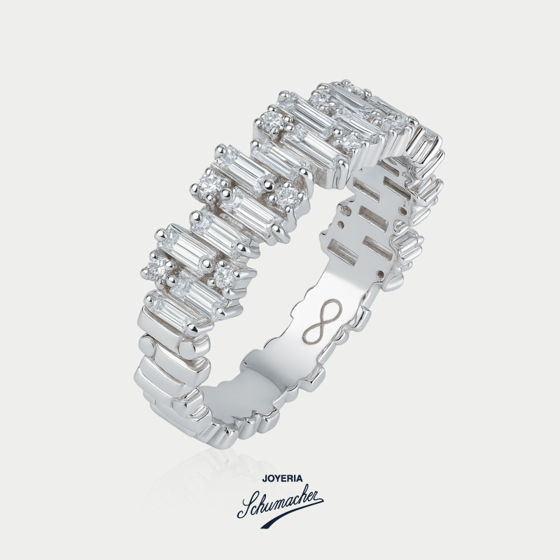 Anillo_de_compromiso_en_oro_blanco_con_diamantes_baquette_Joyeria_Schumacher