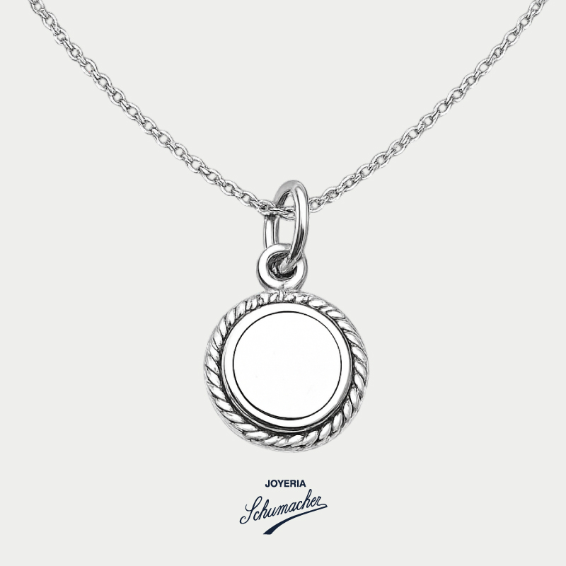 Medalla_y cadena_en_plata_Agnus_Dei_Joyeria_Schumacher