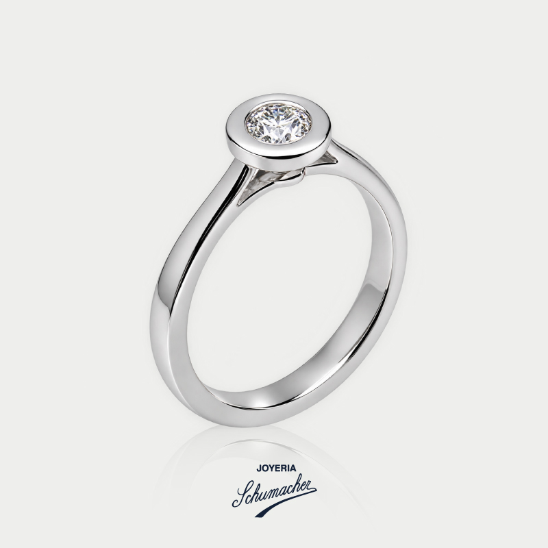 Anillo_de_compromiso_en_oro_blanco_con_diamante_talla_redonda_Joyeria_Schumacher
